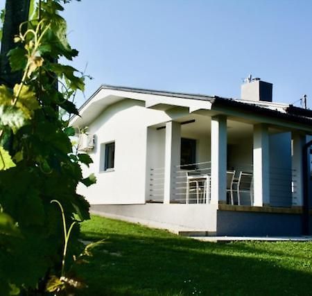 Na Off Villa Radenci Bagian luar foto